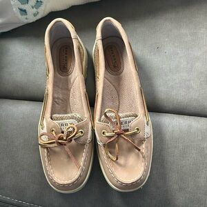 Sperry 8 womans gold metallic trim
New without tags.